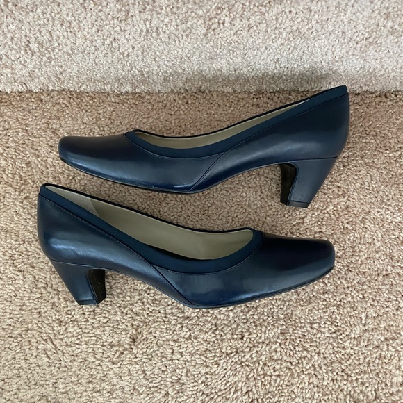 Easy Spirit Pumps - Picture 4 of 5